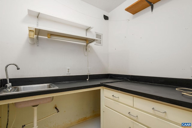 906 Old Farm Rd, Charlottesville, VA 22903 - kitchen with a sink and dark countertops