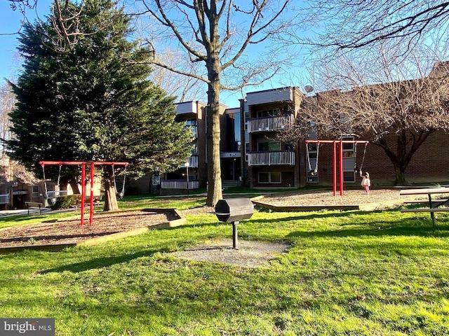 2205 Greenery Ln Unit 104-9, Silver Spring, MD 20906 - view of community with a yard