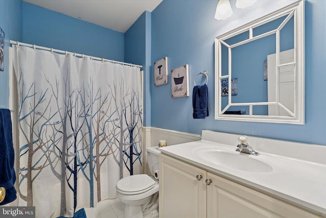 302 Cressent Ct, East Fallowfield Township, PA 19320 - full bathroom with a wainscoted wall, vanity, and a shower with shower curtain