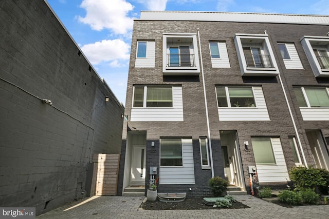 1620 N 5th Ct, Philadelphia, PA 19122 - townhome / multi-family property featuring brick siding