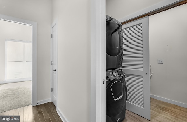 1620 N 5th Ct, Philadelphia, PA 19122 - washroom featuring stacked washer / dryer and wood finished floors