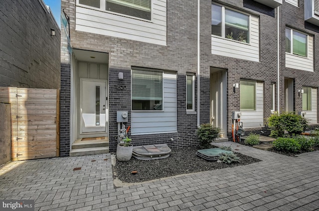 1620 N 5th Ct, Philadelphia, PA 19122 - property entrance featuring brick siding