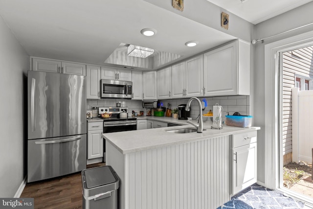 907 Potters Pl, Southampton, PA 18966 - kitchen with stainless steel appliances, a peninsula, tasteful backsplash, light countertops, and white cabinetry