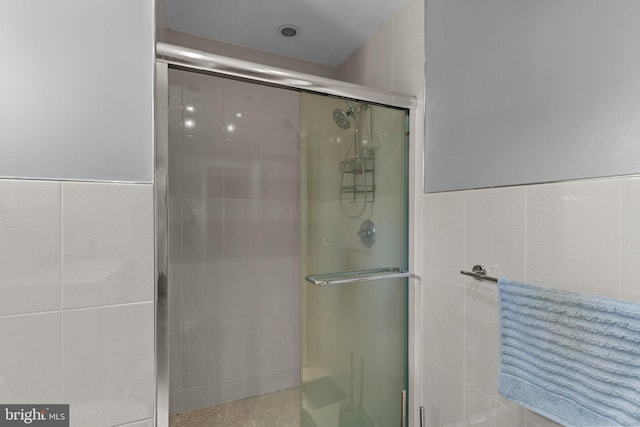907 Potters Pl, Southampton, PA 18966 - bathroom with a stall shower and tile walls