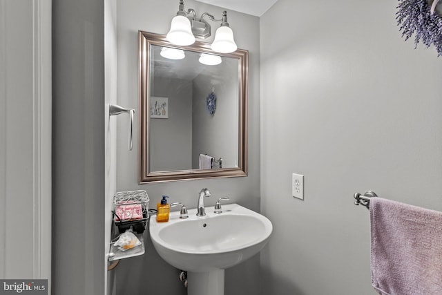 907 Potters Pl, Southampton, PA 18966 - bathroom featuring a sink