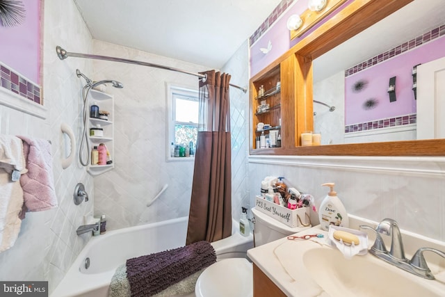 712 Chesapeake St SE, Washington, DC 20032 - bathroom featuring shower / tub combo and vanity