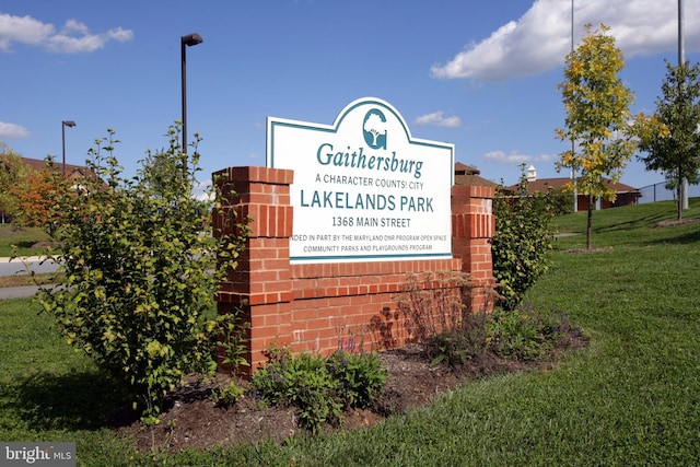622 Main St Unit 622B, Gaithersburg, MD 20878 - community sign with a yard