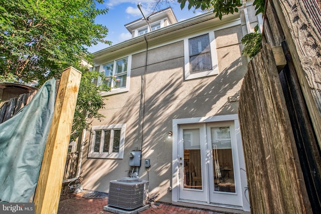 3818 White Post Ct, Alexandria, VA 22304 - rear view of property featuring stucco siding