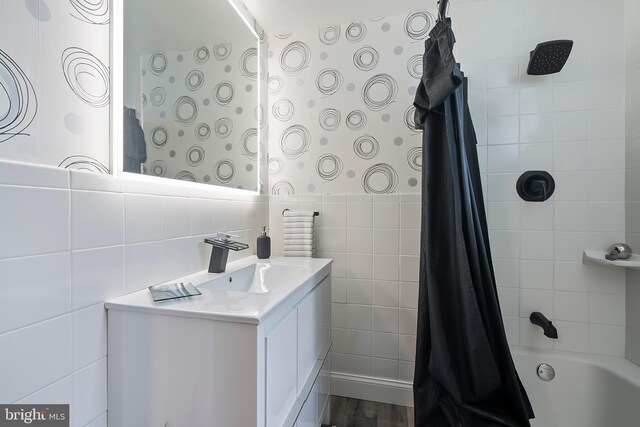 2444 S Percy St, Philadelphia, PA 19148 - bathroom with vanity, shower / bath combo, and tile walls