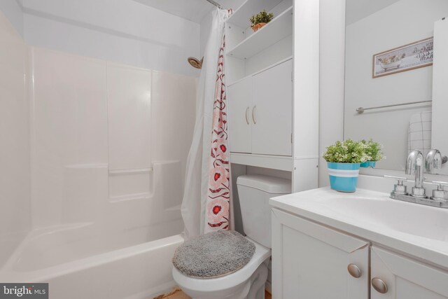 6571 Ronald Rd, Capitol Heights, MD 20743 - bathroom featuring vanity and shower / bathtub combination with curtain