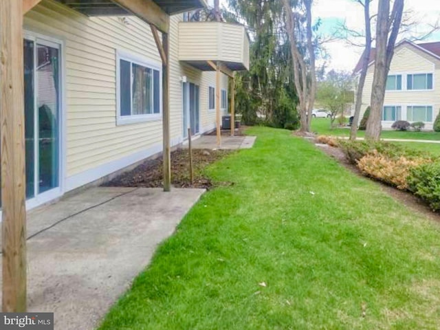 104 Falcon Ridge Way Unit Bldg10 Unit4, Hamburg, NJ 07419 - view of grassy yard with a patio area
