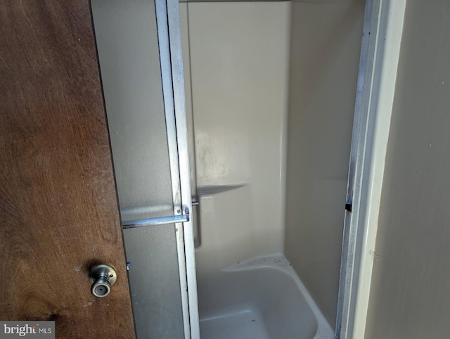 112 E 4th St, Seaford, DE 19973 - detailed view of a shower and a tub