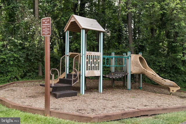 10034 Park Woods Ln, Burke, VA 22015 - view of community play area