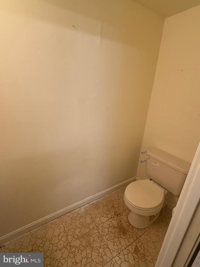 7400 Roxbury Ave, Manassas, VA 20109 - bathroom with toilet and baseboards