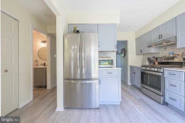39 Allison Pl, Egg Harbor Township, NJ 08234 - kitchen featuring stainless steel appliances, under cabinet range hood, gray cabinets, and light wood-style floors