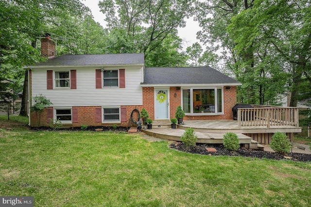 643 Crestwood Rd, Wayne, PA 19087 - tri-level home featuring a chimney, brick siding, a deck, a front lawn, and a shingled roof