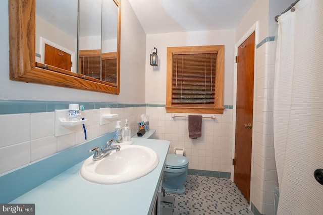 643 Crestwood Rd, Wayne, PA 19087 - full bathroom featuring vanity, tile walls, a wainscoted wall, and curtained shower