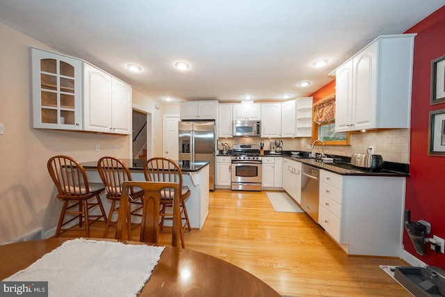 643 Crestwood Rd, Wayne, PA 19087 - kitchen with stainless steel appliances, dark countertops, a kitchen breakfast bar, a peninsula, and recessed lighting