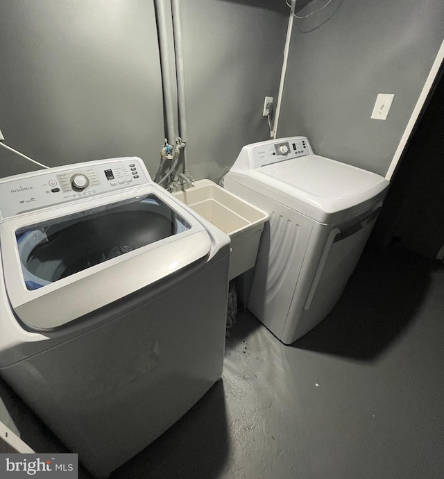 7301 Granite Rd, Elkins Park, PA 19027 - laundry room featuring independent washer and dryer