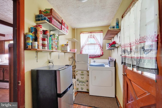 2605 N Sherman St, York, PA 17406 - laundry room featuring washer / clothes dryer and a textured ceiling
