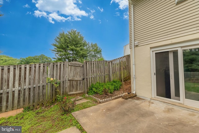 18659 Sandpiper Ln, Gaithersburg, MD 20879 - fenced backyard featuring a patio and a gate