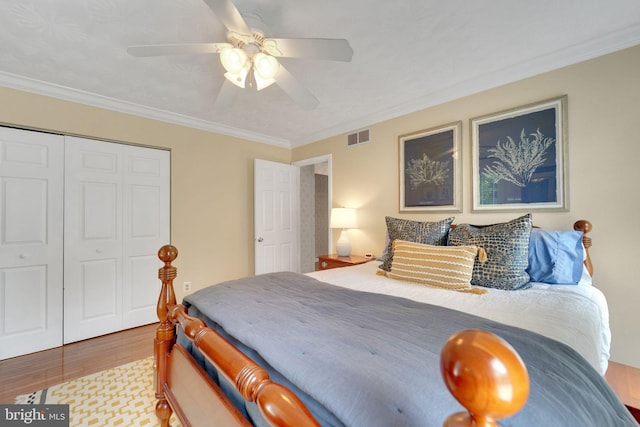 1092 Carriage Hill Pkwy, Annapolis, MD 21401 - bedroom with a closet, wood finished floors, crown molding, and ceiling fan
