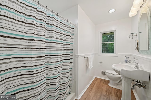 814 Manhattan Beach Rd, Severna Park, MD 21146 - full bathroom featuring wood finished floors, wainscoting, and a shower with shower curtain