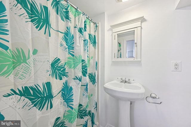 814 Manhattan Beach Rd, Severna Park, MD 21146 - full bathroom featuring a shower with curtain and a sink