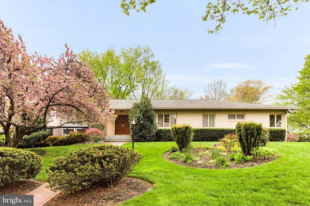 10135 Spring Pools Ln, Columbia, MD 21044 - ranch-style house with a front yard