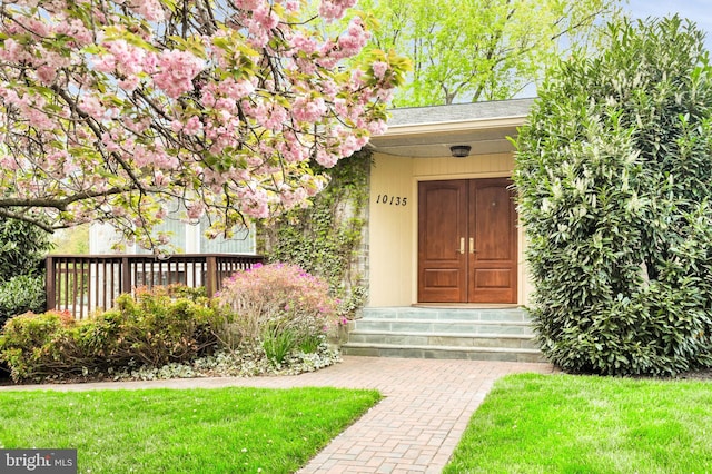 10135 Spring Pools Ln, Columbia, MD 21044 - property entrance with a yard