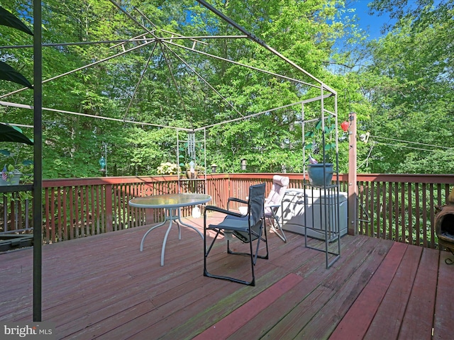 2528 Papoose Dr, Auburn, PA 17922 - view of wooden deck