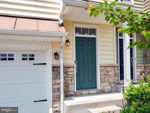 44 Munro Rd, Newark, DE 19711 - property entrance with stone siding and a garage