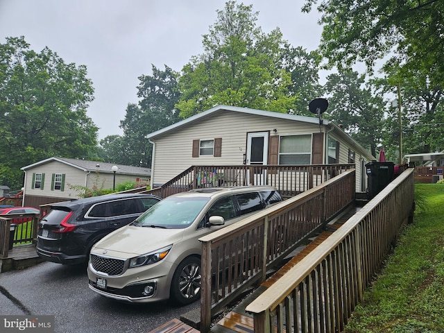 10 Summer Dr, Elizabethtown, PA 17022 - view of front of home with a wooden deck