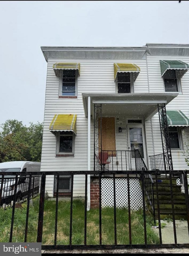 3343 Ravenwood Ave, Baltimore, MD 21213 - view of front of property with a porch and a fenced front yard