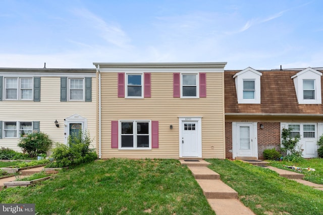 8995 Patterson Pl, Manassas, VA 20110 - townhome / multi-family property with a front yard