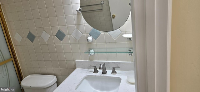 350 Juniper Ct, Herndon, VA 20170 - bathroom featuring tile walls and vanity
