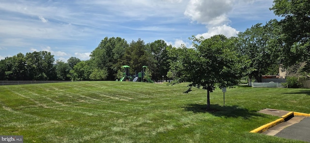 350 Juniper Ct, Herndon, VA 20170 - surrounding community featuring a lawn