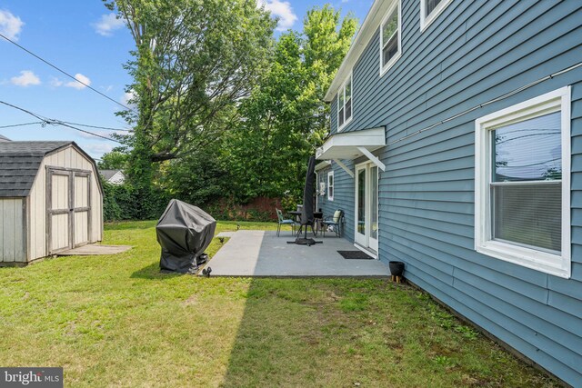 31 Mercator Ln, Willingboro, NJ 08046 - view of green lawn with a storage shed and a patio