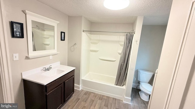 421 N Hanover St, Carlisle, PA 17013 - full bath with wood finished floors, a textured ceiling, vanity, and shower / bath combo