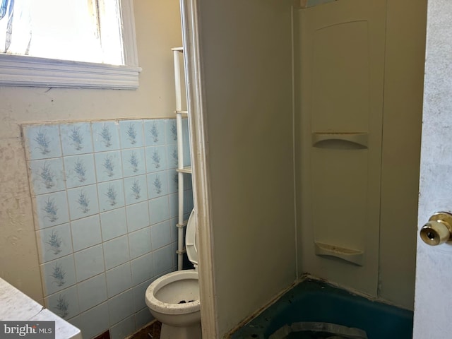 210 Highland Ave, Trenton, NJ 08618 - bathroom featuring tile walls and shower / washtub combination