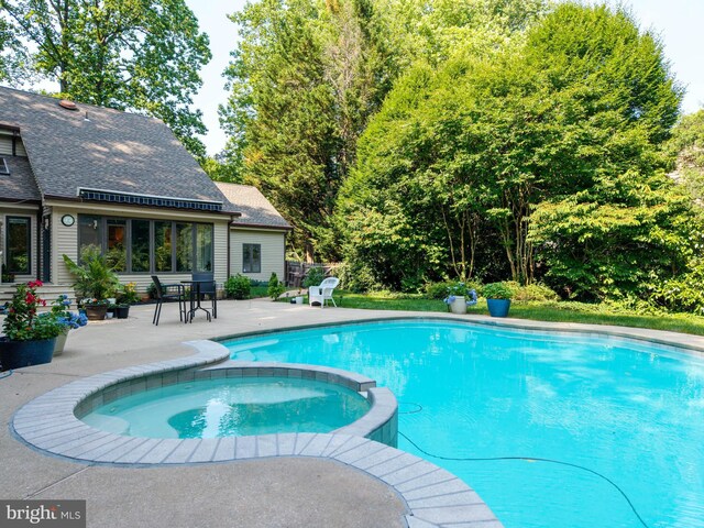 11 Forest Rdg, Newark, DE 19711 - view of swimming pool with a pool with connected hot tub and a patio area