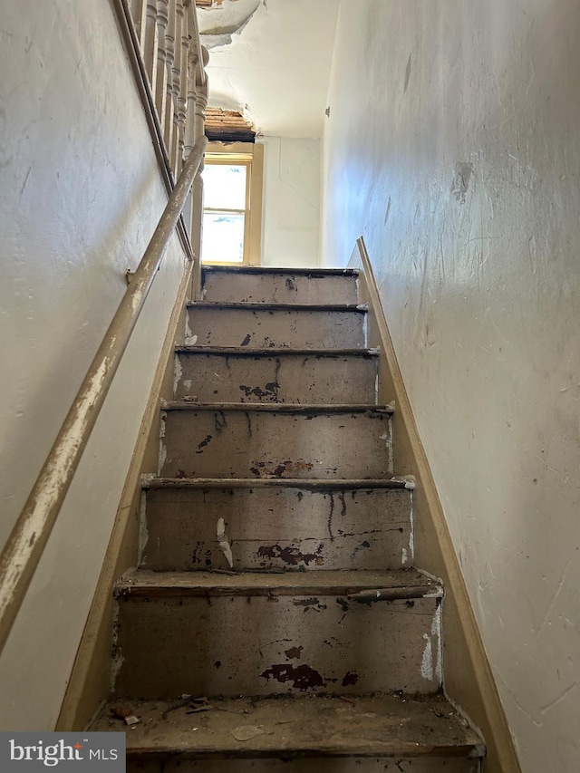 212 Highland Ave, Trenton, NJ 08618 - view of staircase
