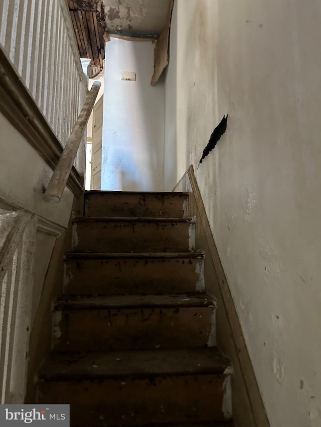 212 Highland Ave, Trenton, NJ 08618 - view of stairway