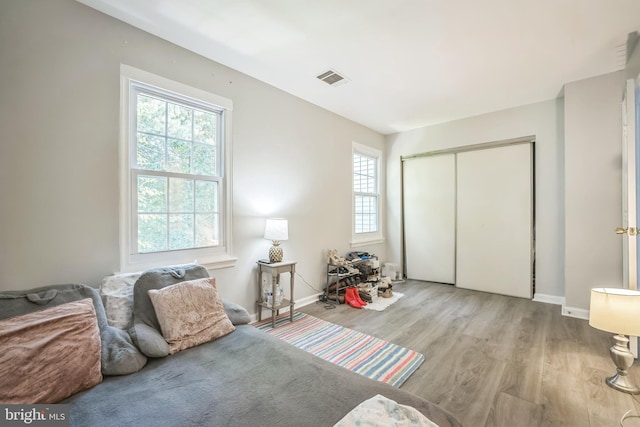 15198 Wentwood Ln, Woodbridge, VA 22191 - sitting room with light wood-type flooring and baseboards