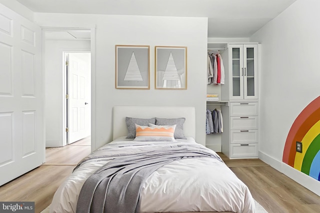 13727 Mahoney Dr, Woodbridge, VA 22193 - bedroom featuring light wood-type flooring and a closet