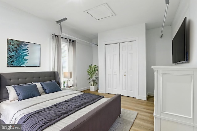 13727 Mahoney Dr, Woodbridge, VA 22193 - bedroom featuring light wood-style floors and a closet