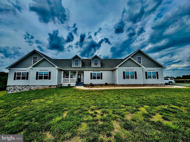 9936 Bell Wood Farm Ln, Nokesville, VA 20181 - view of front of house featuring a porch, a front lawn, and a shingled roof