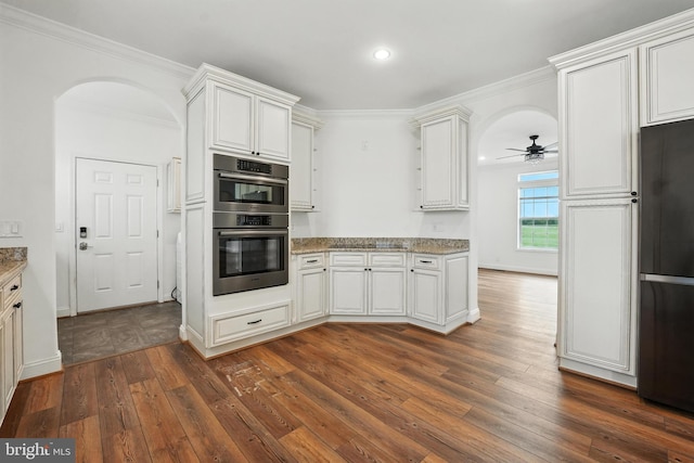 9936 Bell Wood Farm Ln, Nokesville, VA 20181 - kitchen with freestanding refrigerator, double oven, ornamental molding, dark wood-style flooring, and ceiling fan