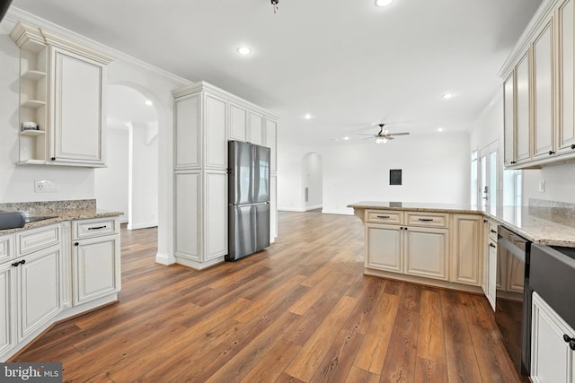 9936 Bell Wood Farm Ln, Nokesville, VA 20181 - kitchen with arched walkways, freestanding refrigerator, dishwasher, ceiling fan, and recessed lighting