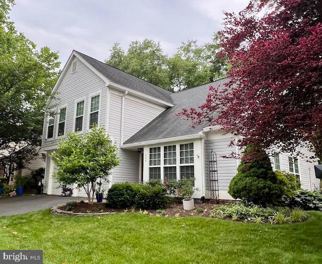 406 Deerpath Ave SW, Leesburg, VA 20175 - view of side of property with a lawn and an attached garage